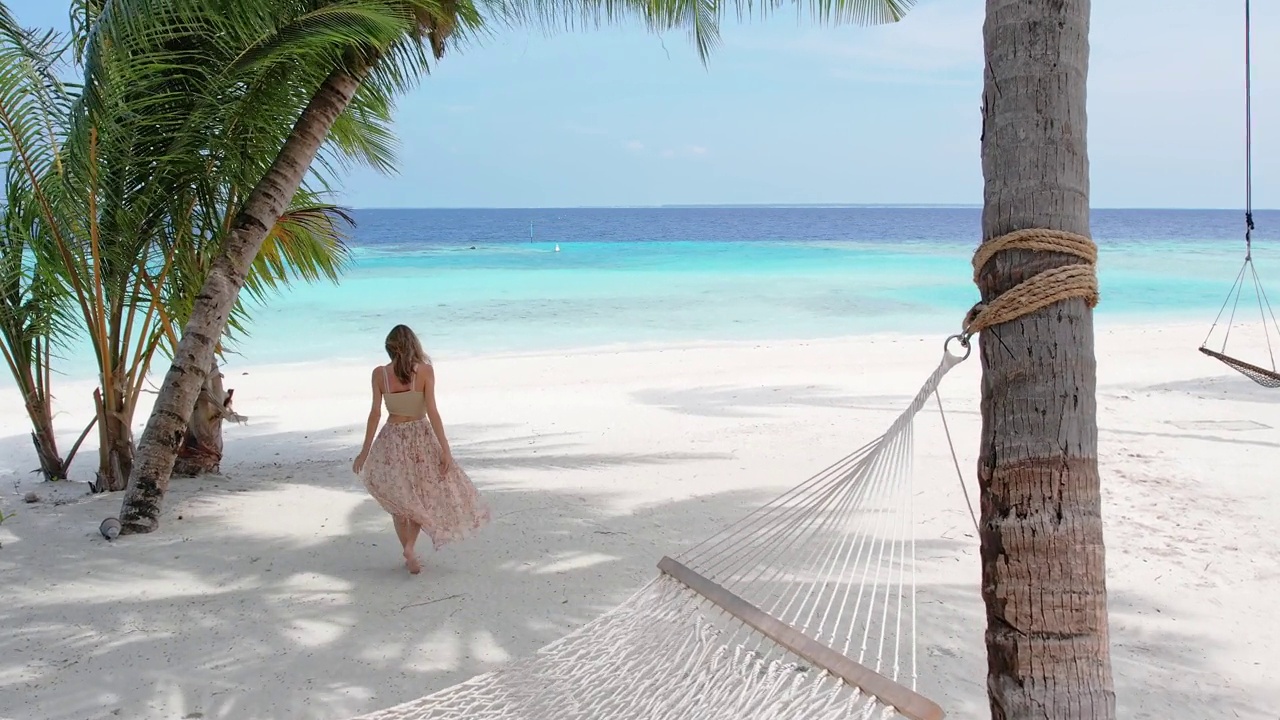 美丽的女人走在热带海滩视频下载
