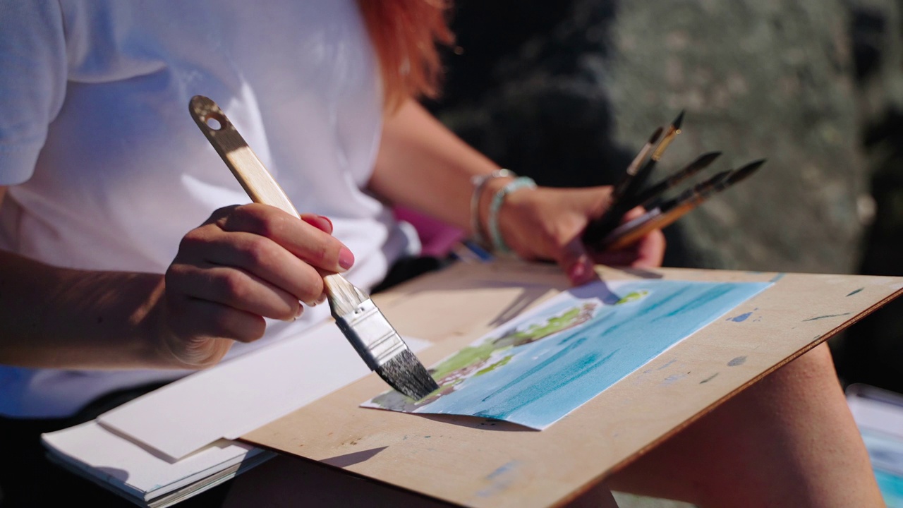 职业艺术家妇女以画海景、爱好和艺术视频素材