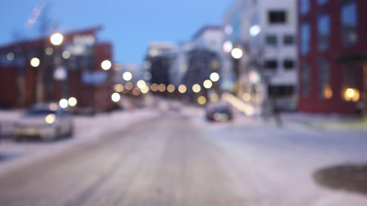 散焦的汽车视图在冬季驾驶视频素材