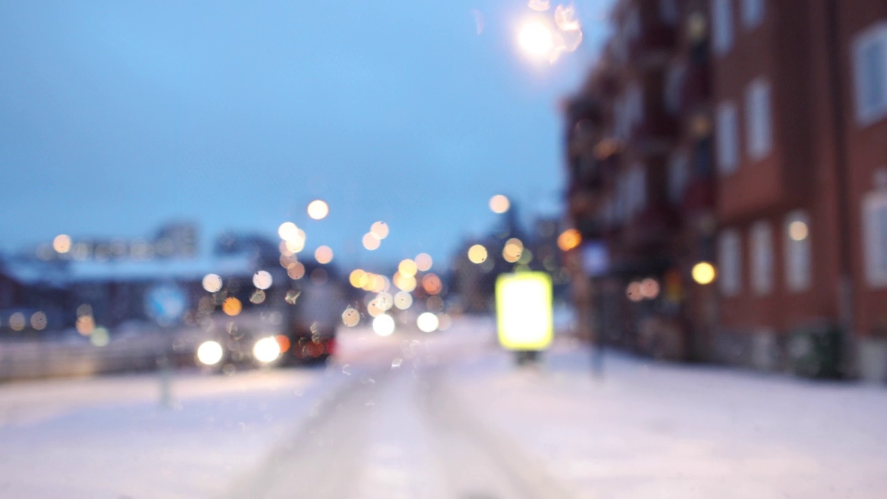 散焦的城市在冬天开车视频素材