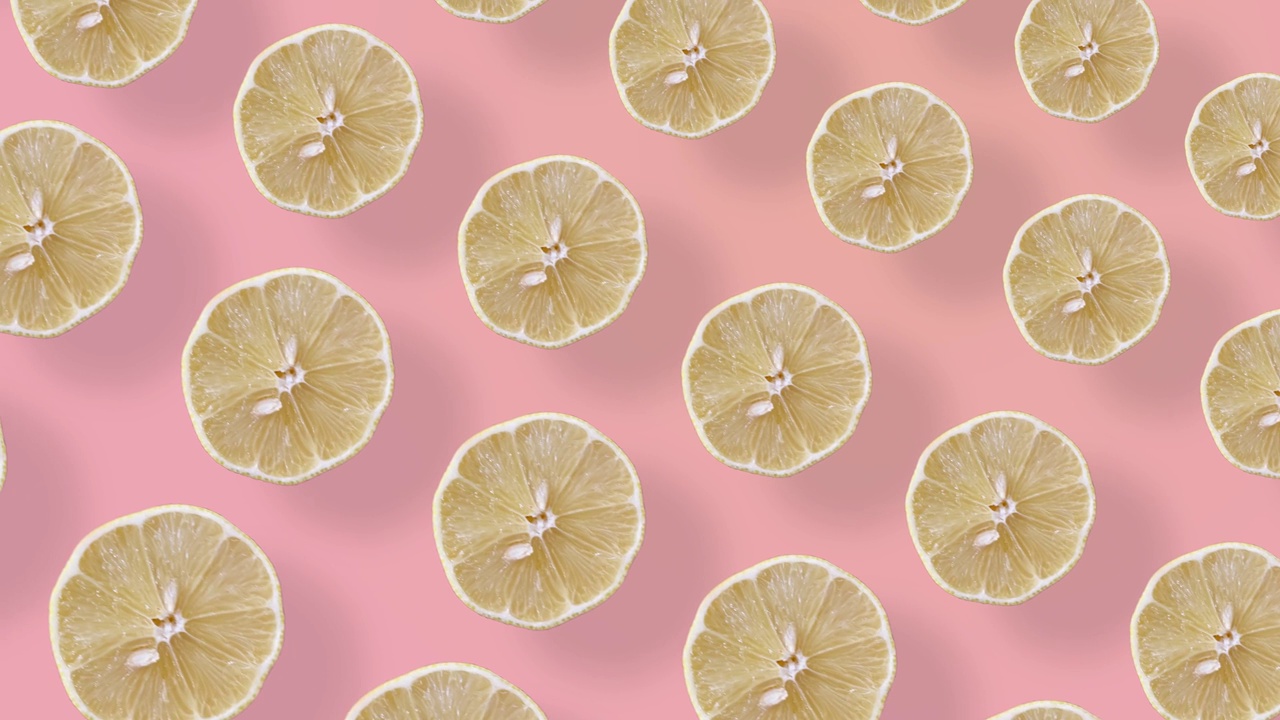 鲜艳的水果图案的新鲜柠檬在粉红色的背景与阴影。无缝图案与柠檬片。现实的动画。4 k视频运动视频素材