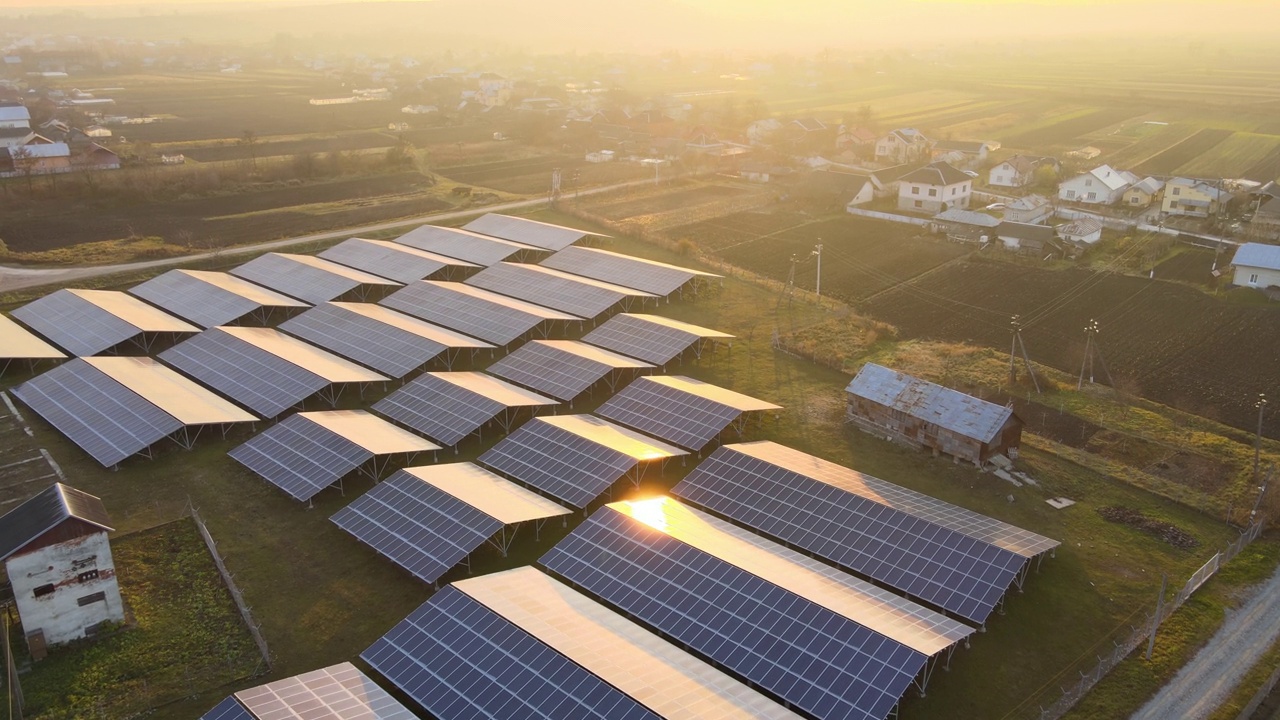 大型可持续发电厂鸟瞰图，一排排太阳能光伏电池板，用于生产清洁的生态电能。零排放的可再生电力。视频下载