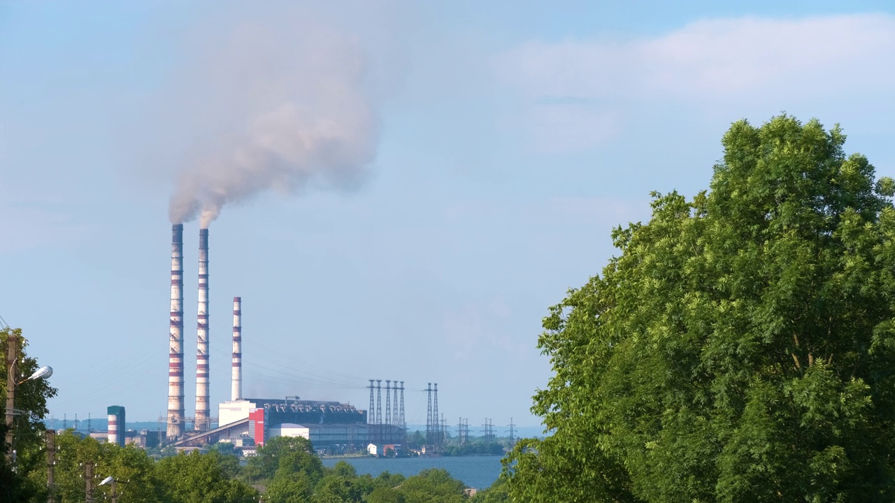 燃煤电厂的高管道，黑烟向上移动污染大气。以化石燃料的概念生产电能视频下载