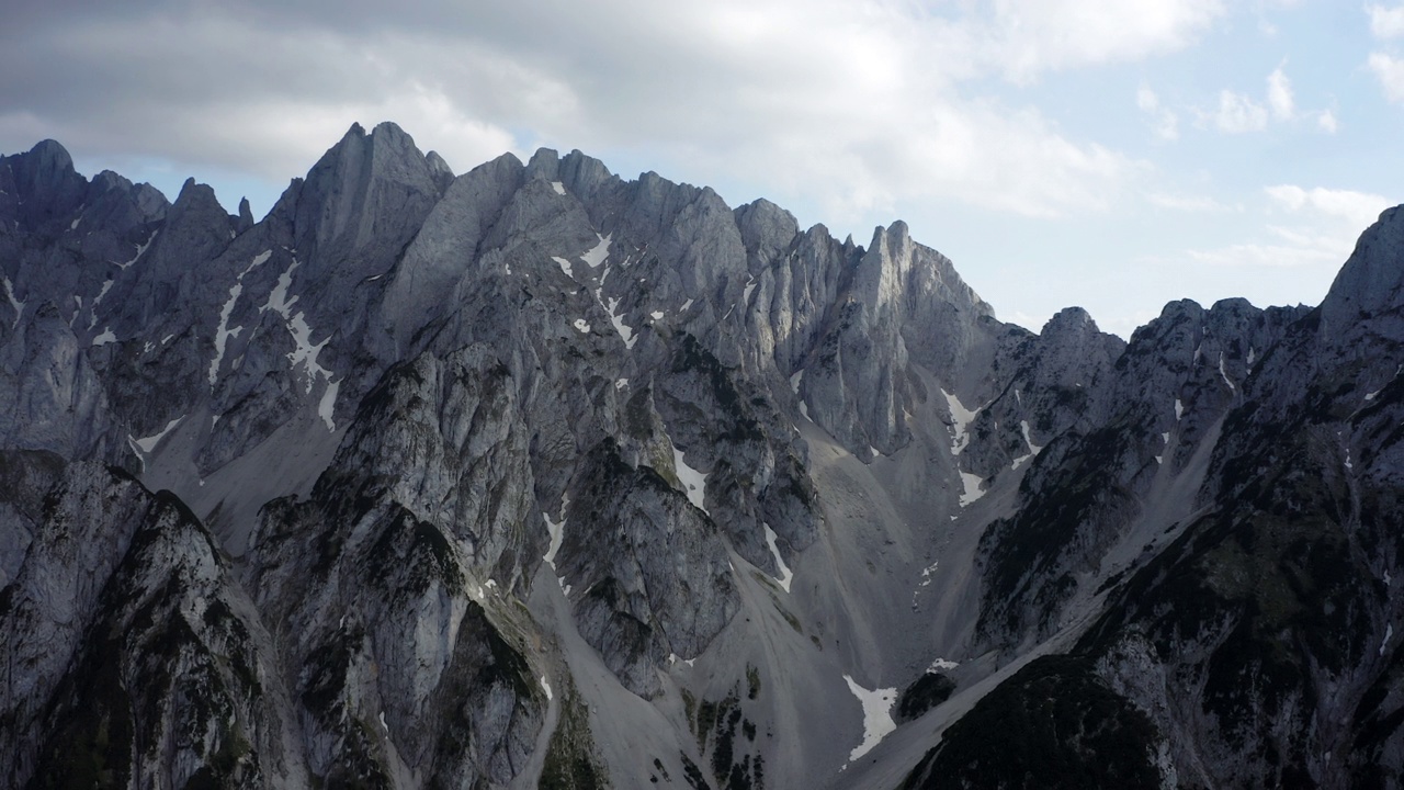 上奥地利州。鸟瞰Gosau地区史诗般的山峰视频下载