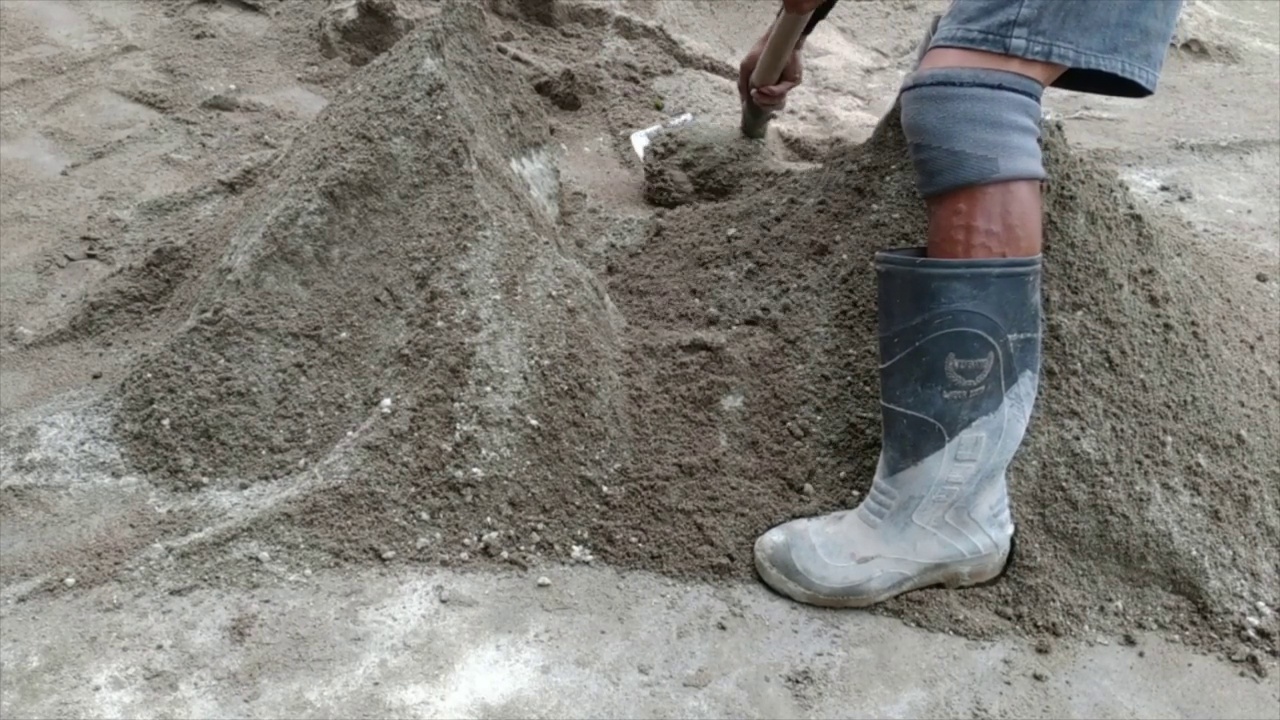 搅拌水泥、沙子和水来建房子视频素材