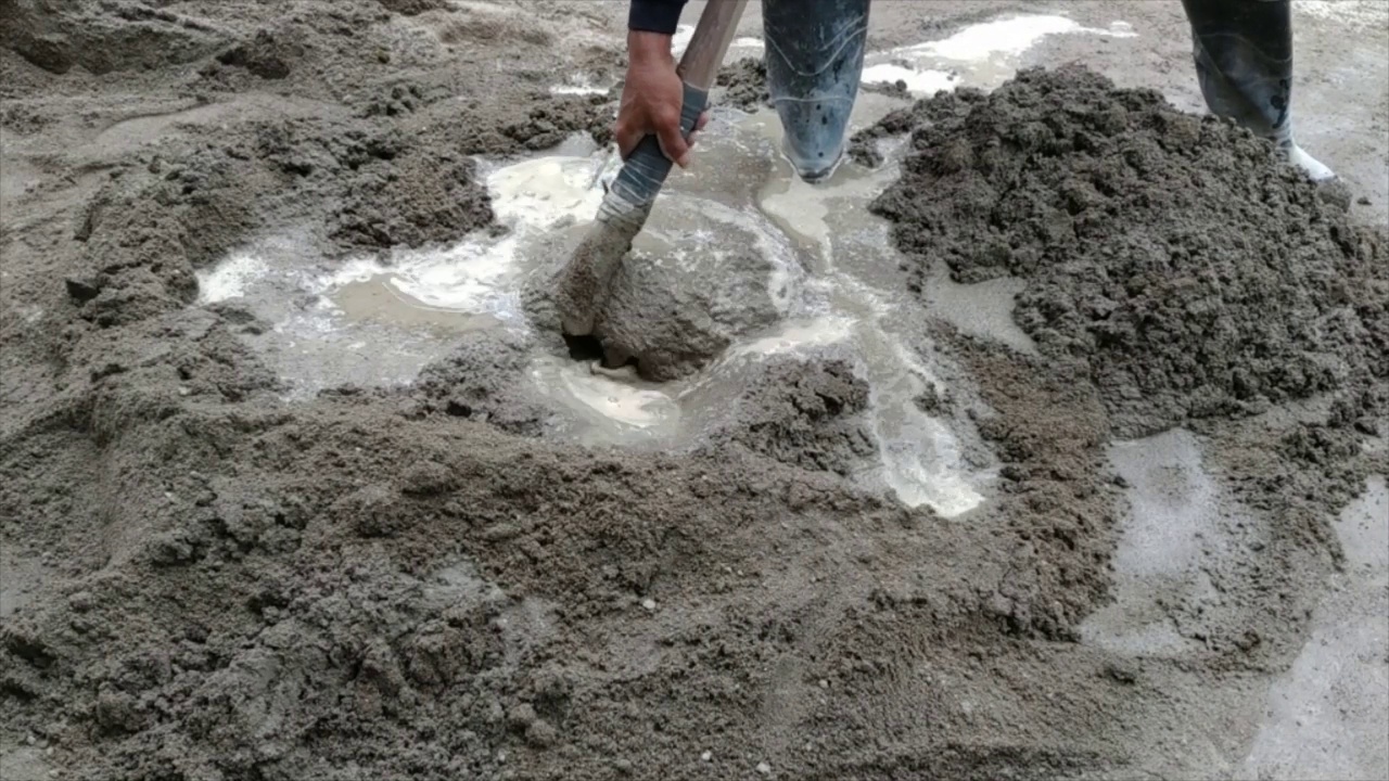 搅拌水泥、沙子和水来建房子视频素材