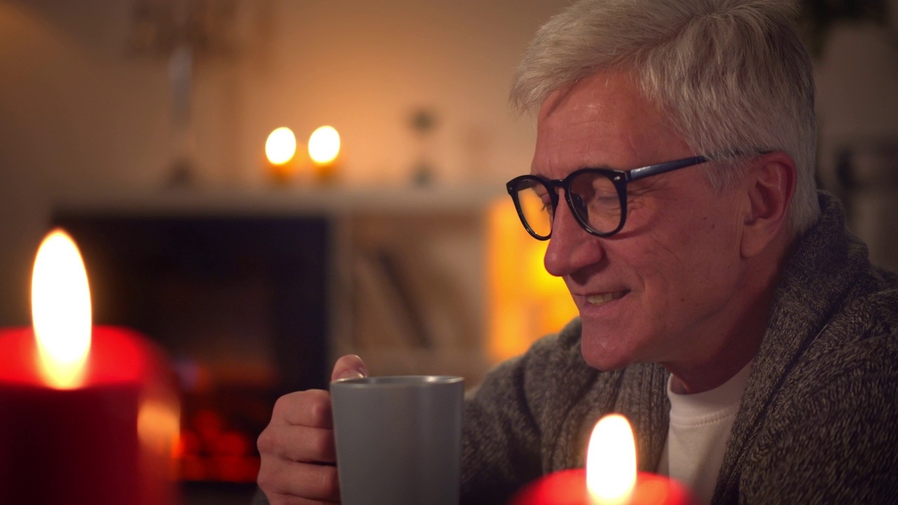 老人晚上在家喝咖啡的照片视频下载