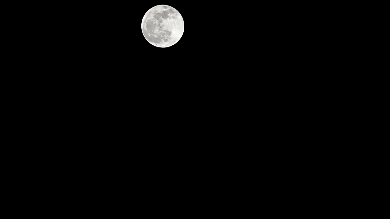 月亮时间推移，库存时间推移:满月上升在黑暗的自然天空，夜晚的时间。满月盘的时间随着月亮照亮了夜晚漆黑的天空。高质量的免费视频素材或时间间隔视频素材