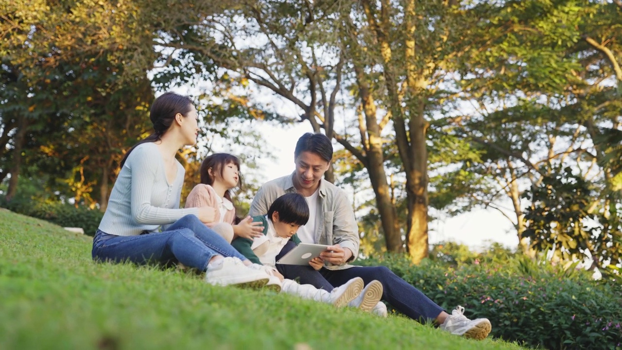 亚洲家庭在城市公园的户外放松视频下载