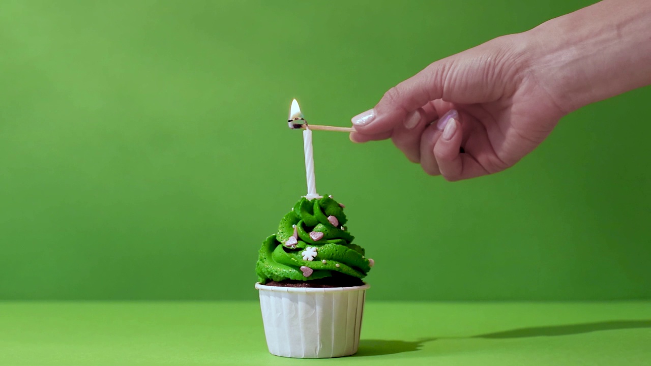圣诞树形状的纸杯蛋糕，上面插着蜡烛视频下载