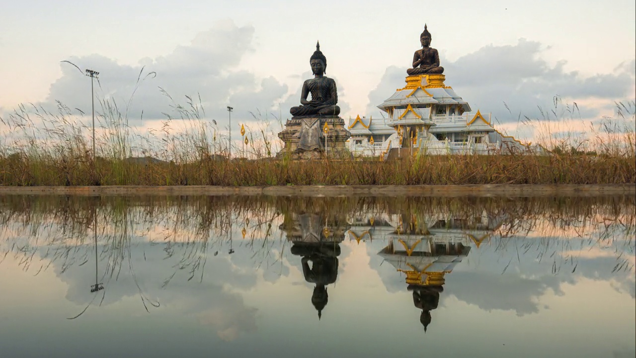 泰国颂卡佛教省的一尊佛像的落日景象视频下载