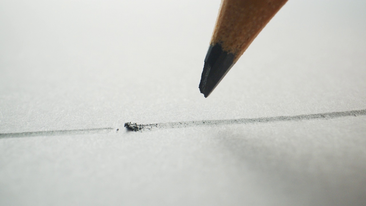 在紙上畫畫時，鉛筆斷了視頻素材