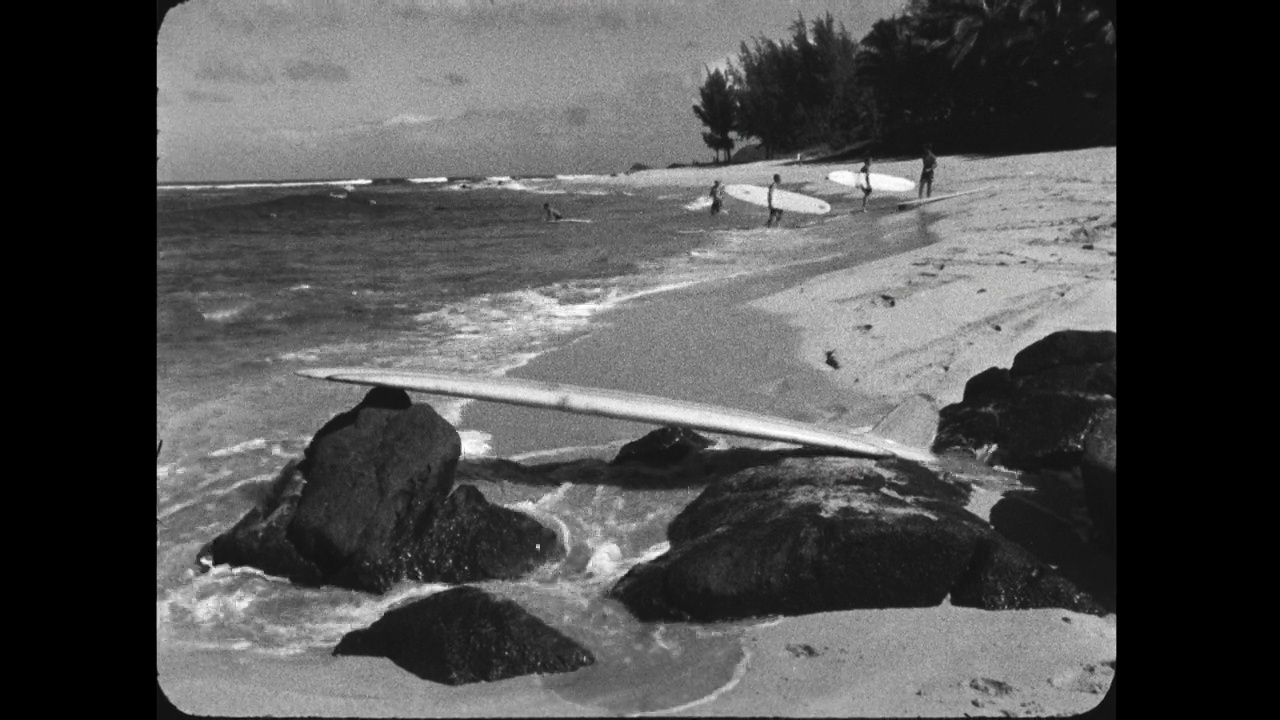 WS冲浪板支撑在夏威夷海滩的岩石上;1964视频下载