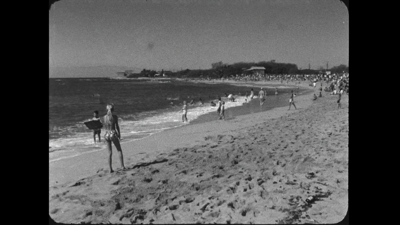 夏威夷威基基海滩的WS人群和游客;1964视频下载