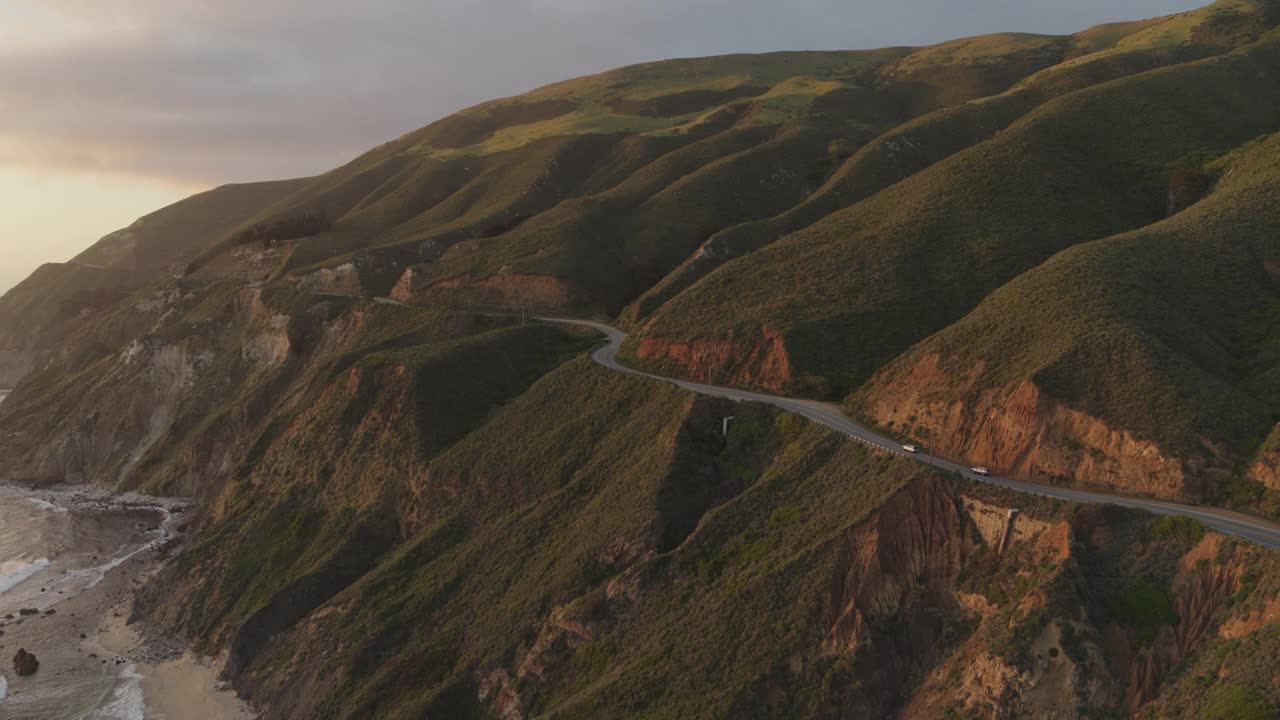 WS HA空中推动1号公路在日落在大苏尔，加利福尼亚。视频素材