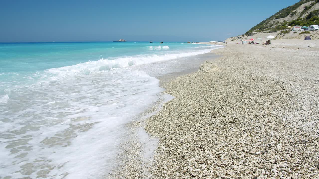 美丽的长滩，白色的浪花和蓝色的大海。放松，放松，享受暑假的概念。视频下载