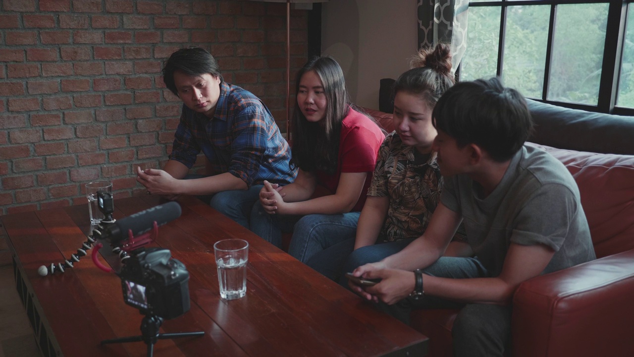 视频博主们在客厅拍摄时一起讨论视频素材