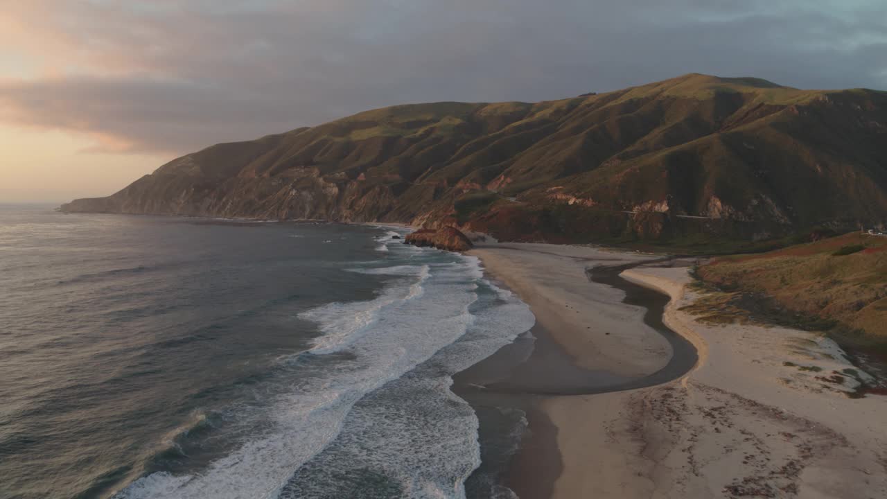 WS HA空中推进侵蚀海岸线在岬苏尔，加利福尼亚。视频素材