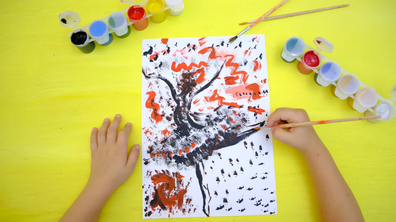 天真烂漫的绘画:自由风格的跳舞女孩或女人的抽象剪影。彩色抽象艺术品手绘。儿童绘画风格视频购买