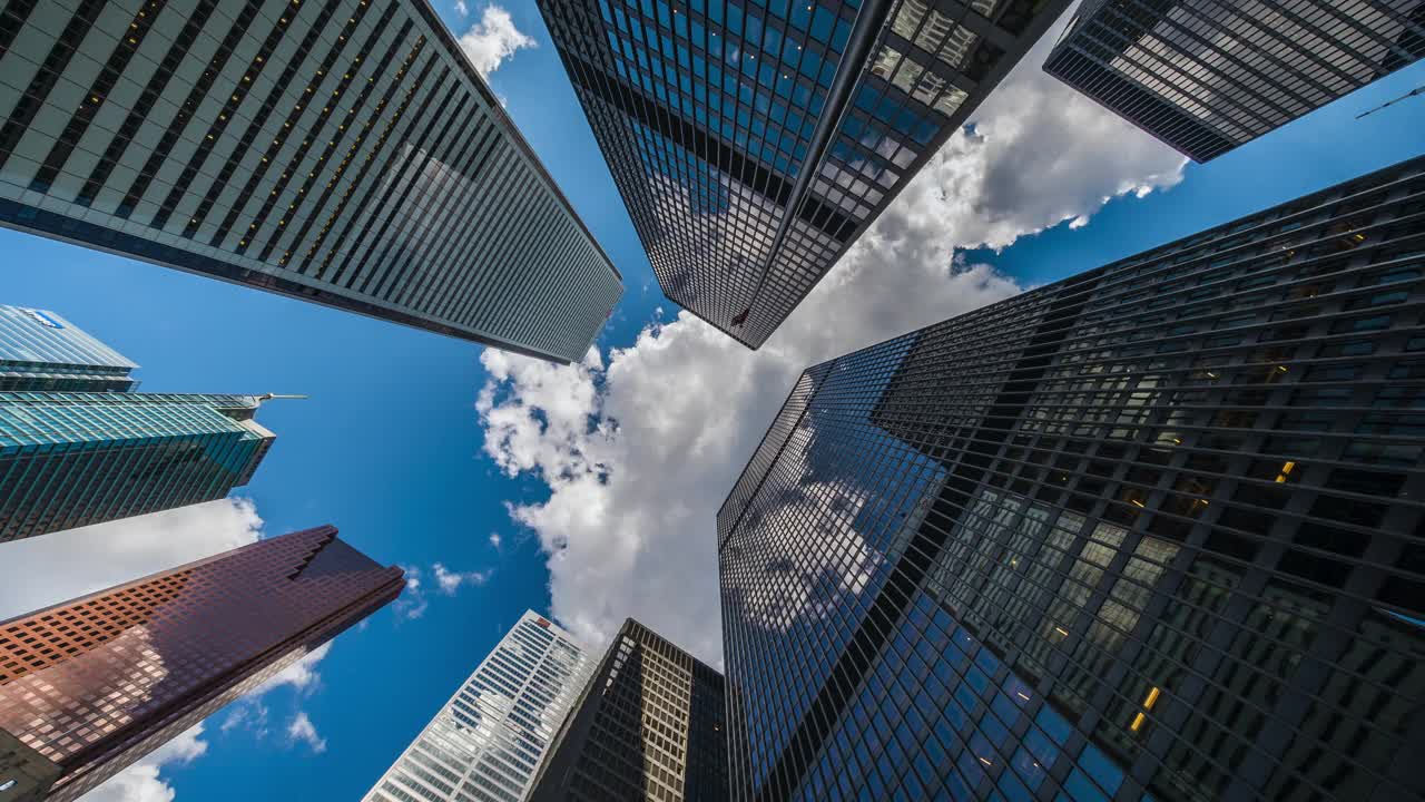 商业和金融，放大时间推移的视图仰望现代办公建筑在多伦多金融区，安大略省，加拿大视频下载