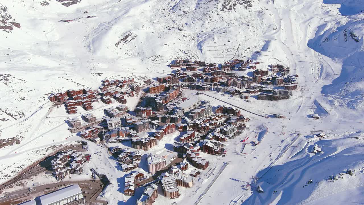 法国，索伦斯山谷:鸟瞰法国阿尔卑斯山(萨瓦阿尔卑斯山脉)著名的滑雪胜地，在冬天，阳光明媚的日子里，从上面俯瞰欧洲的雪景全景视频素材