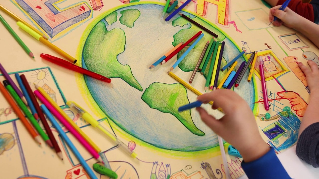 富有创造力的孩子们在地球上画画和上色，以提高可持续发展的重要性视频下载