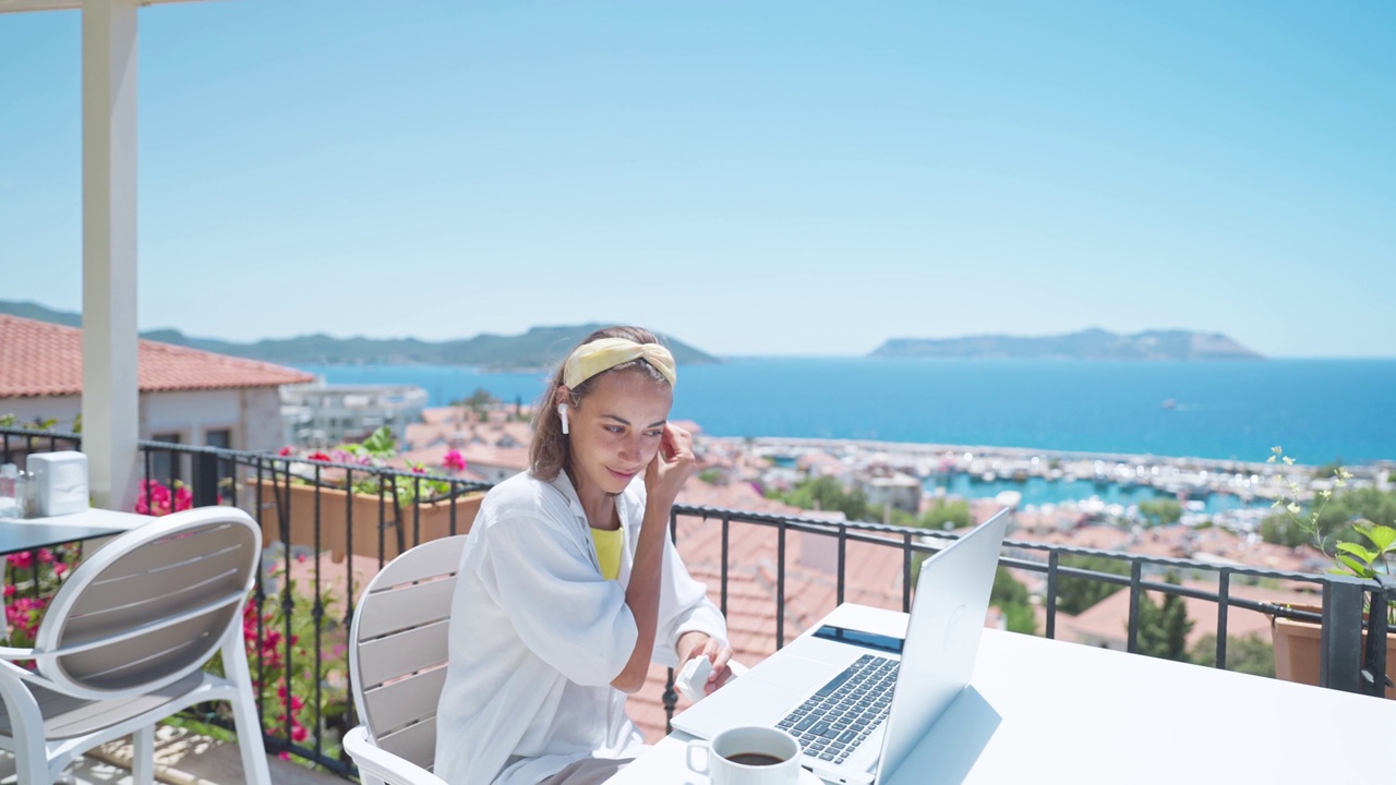 快乐的女人享受放松与笔记本电脑与白色空屏幕在度假期间在度假酒店上网浏览视频下载