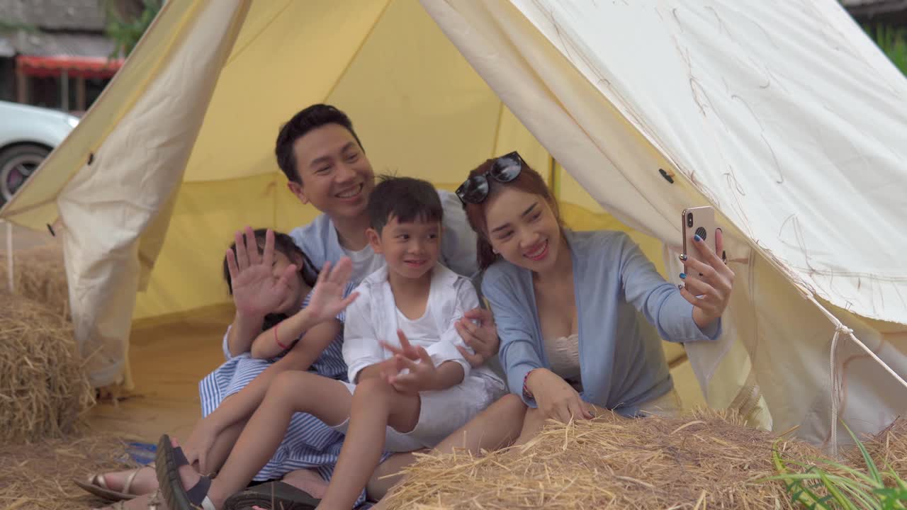 快乐的亚洲家庭在帐篷外自拍视频下载