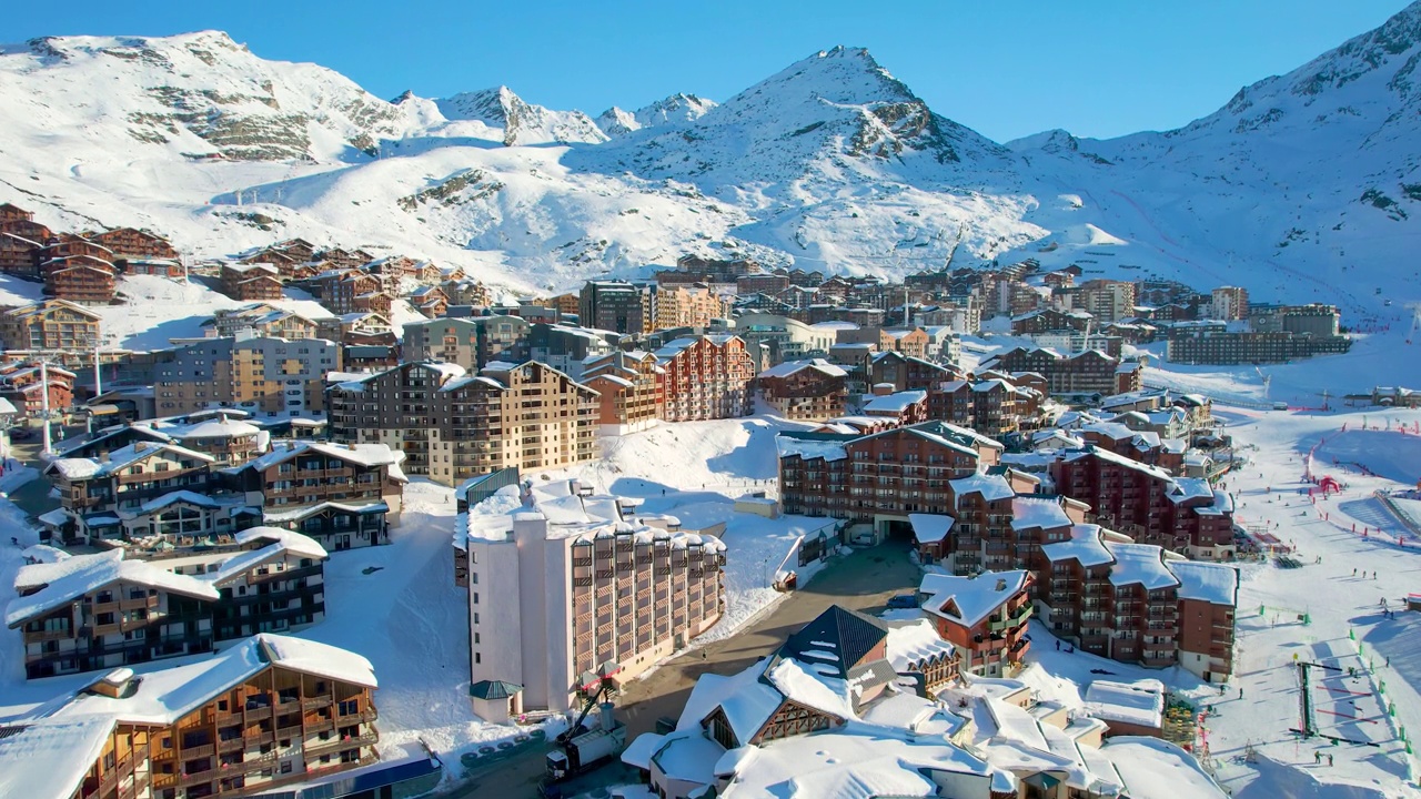 法国，索伦斯山谷:鸟瞰法国阿尔卑斯山(萨瓦阿尔卑斯山脉)著名的滑雪胜地，在冬天，阳光明媚的日子里，从上面俯瞰欧洲的雪景全景视频素材