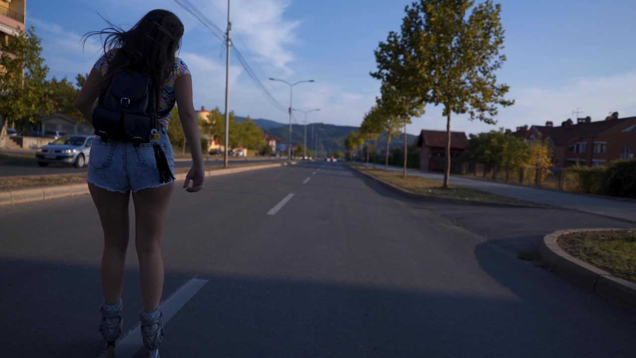 年轻女子驾着溜冰鞋在街上滑视频素材