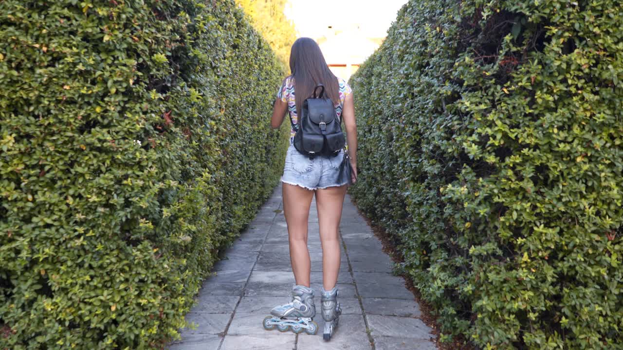 十几岁的女孩开着旱冰鞋在街上走视频素材
