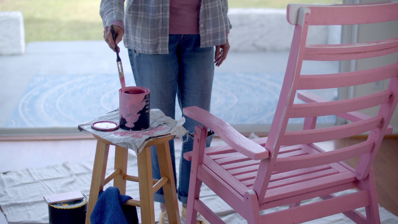 女老师把椅子漆成粉红色视频素材