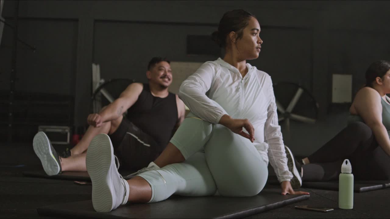 一个健身小组在健身房一起锻炼的4k视频片段视频素材