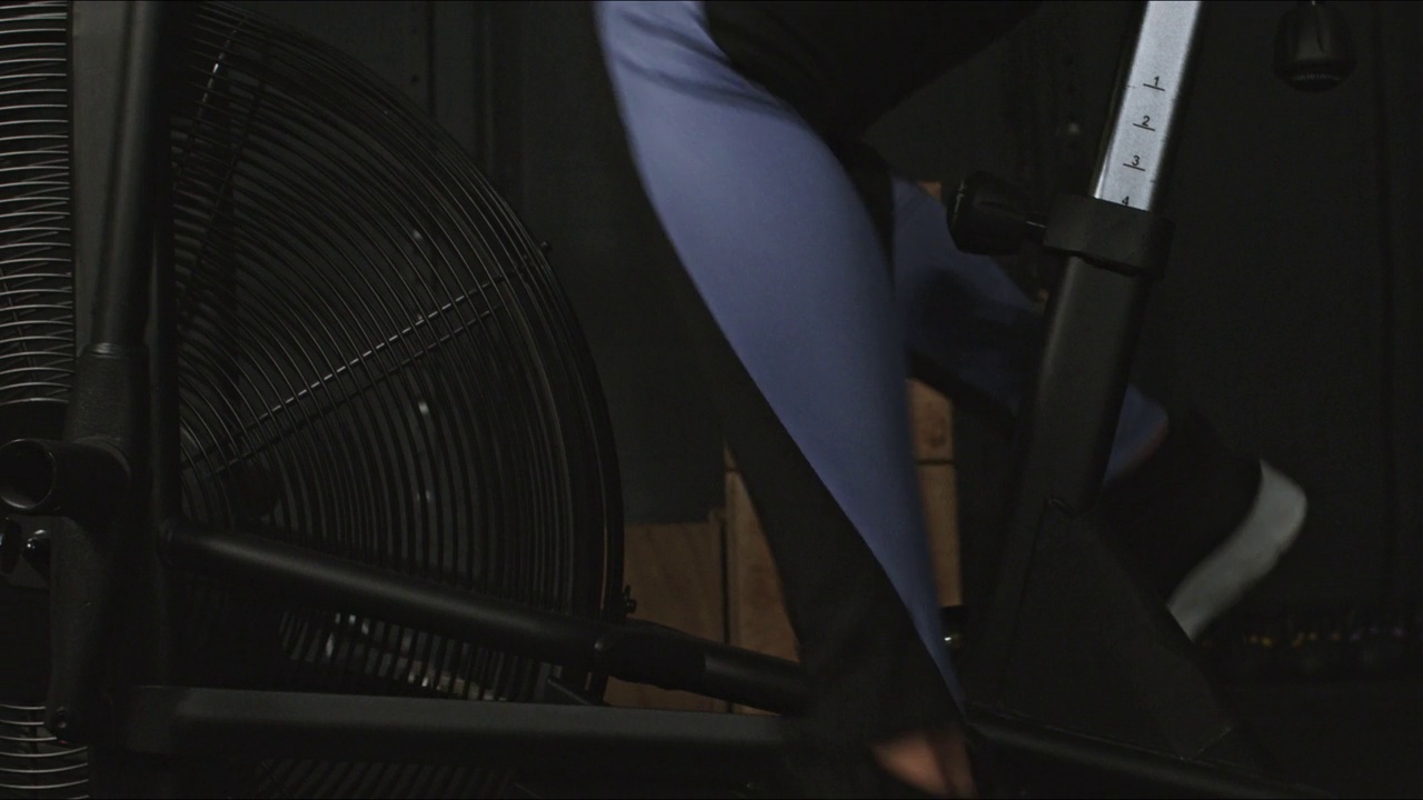 一个女人在健身房骑空中自行车锻炼的4k视频视频素材