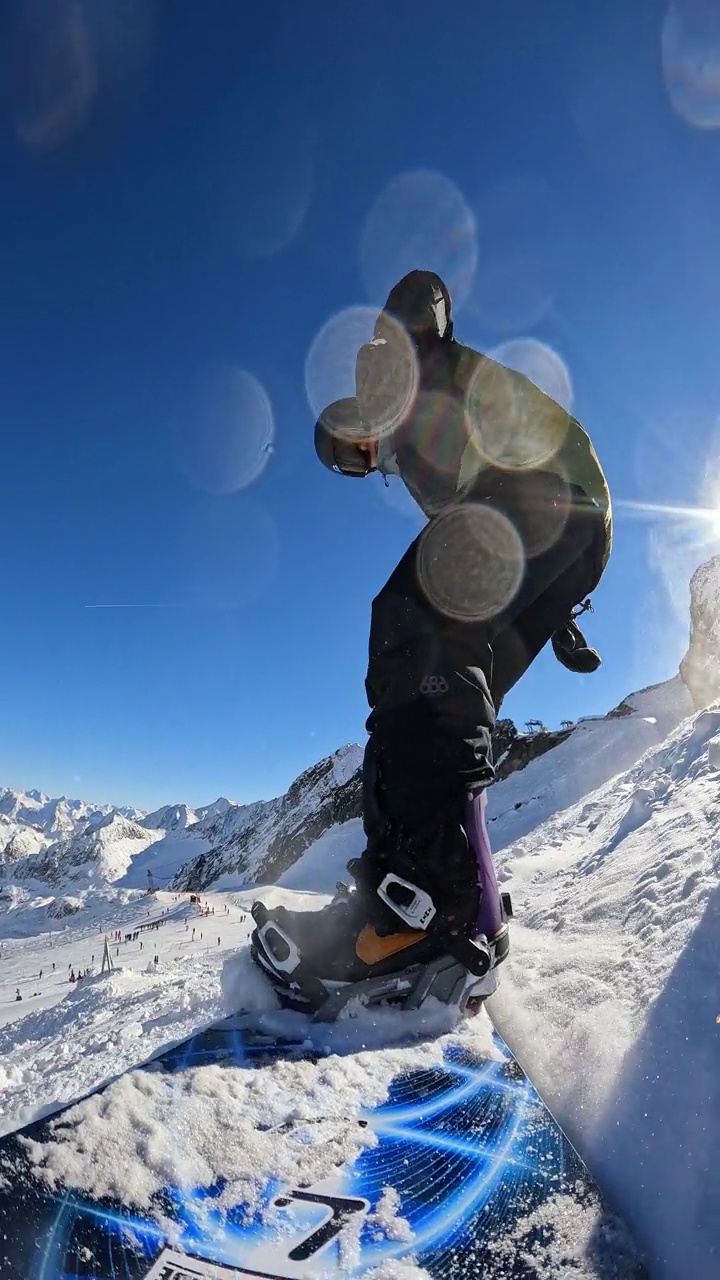 一名自由式滑雪板運動員從斜坡上滑下的垂直自拍視頻素材
