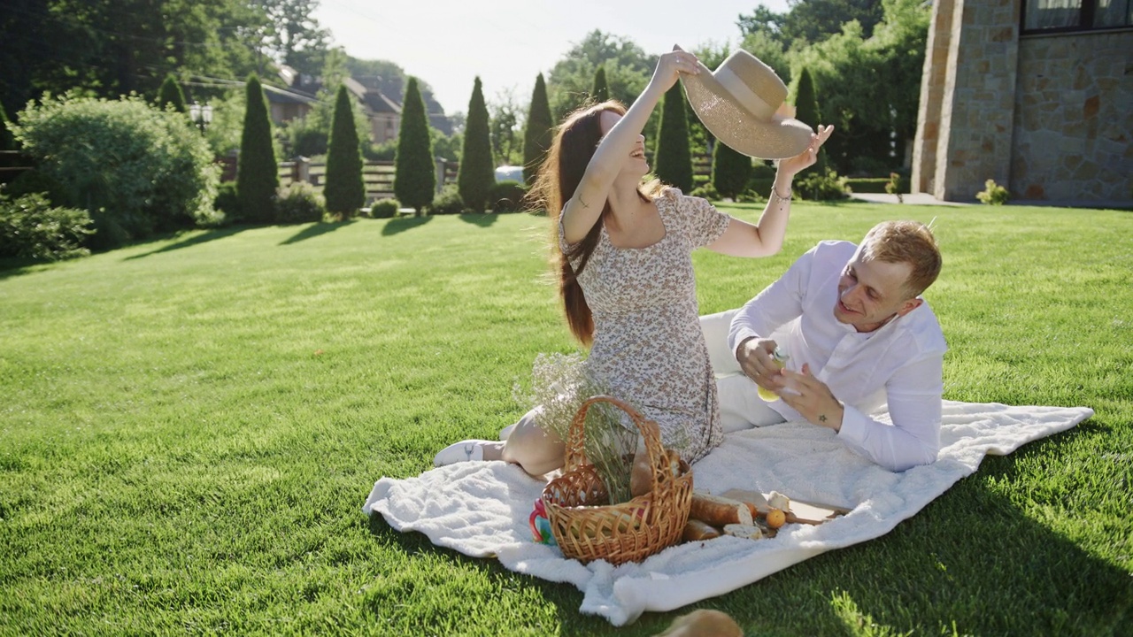 幸福的情侣在公园的草坪上休息视频下载