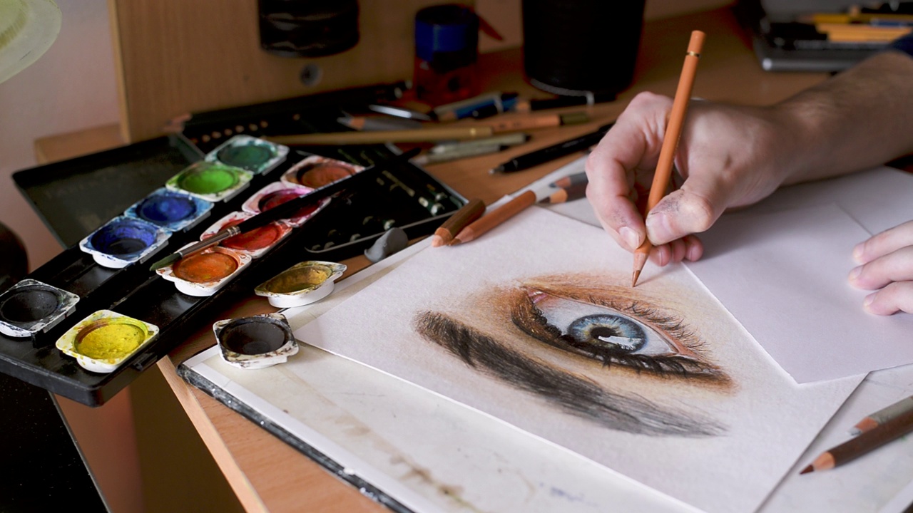 艺术家素描现实主义的眼睛，绘画在家里，库存视频视频素材