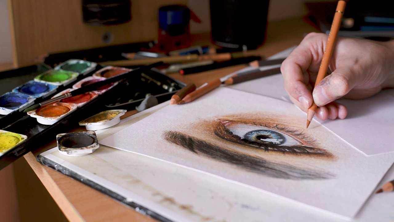 艺术家素描现实主义的眼睛，绘画在家里，库存视频视频素材