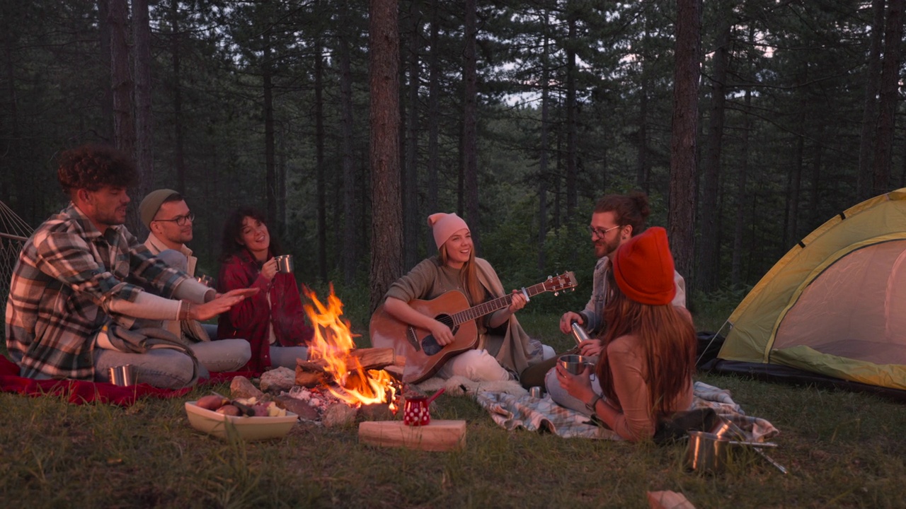 快樂的朋友在森林露營期間玩得很開心。視頻素材