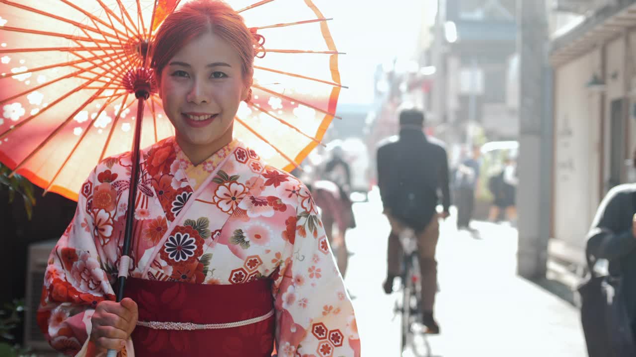 身着红色日本传统和服的年轻女子微笑着看着镜头视频下载