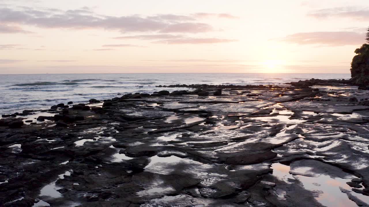 一个美丽的空中/无人机拍摄的原始热带海滩天堂，与水晶清澈的绿松石水。拍摄于仲夏时节，澳大利亚阳光海岸的卡特赖特灯塔。拍摄在惊人的4K分辨率视频下载