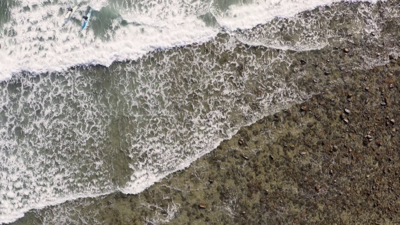 一个美丽的空中/无人机拍摄的原始热带海滩天堂，与水晶清澈的绿松石水。拍摄于仲夏时节，澳大利亚阳光海岸的Maroochydore的亚历山德拉岬。拍摄在惊人的4K分辨率视频下载