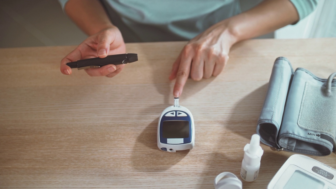 糖尿病患者使用血糖仪视频素材