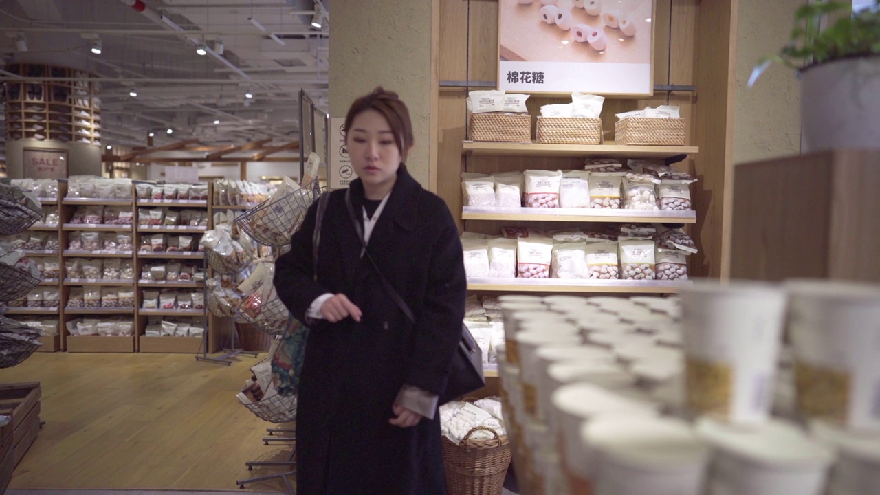 一位正在购买轻工业产品的女孩正拿着一个环保可回收的袋子视频素材