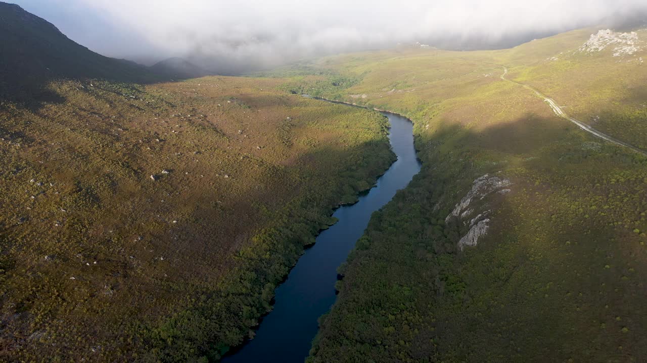 航拍的河流流过山景视频素材