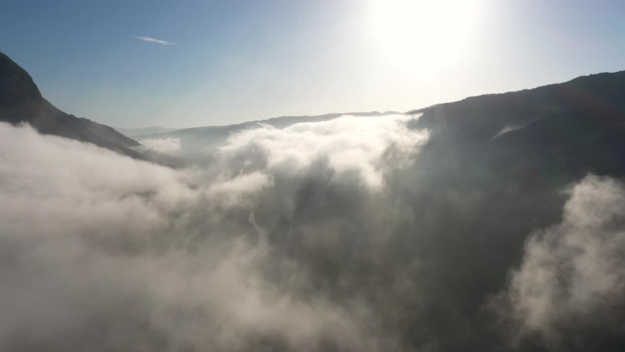 河水在清晨的薄雾中流过山谷视频素材