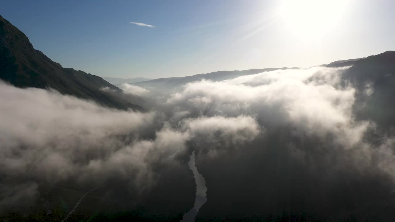 河流穿过雾蒙蒙的云朵流过山谷视频素材