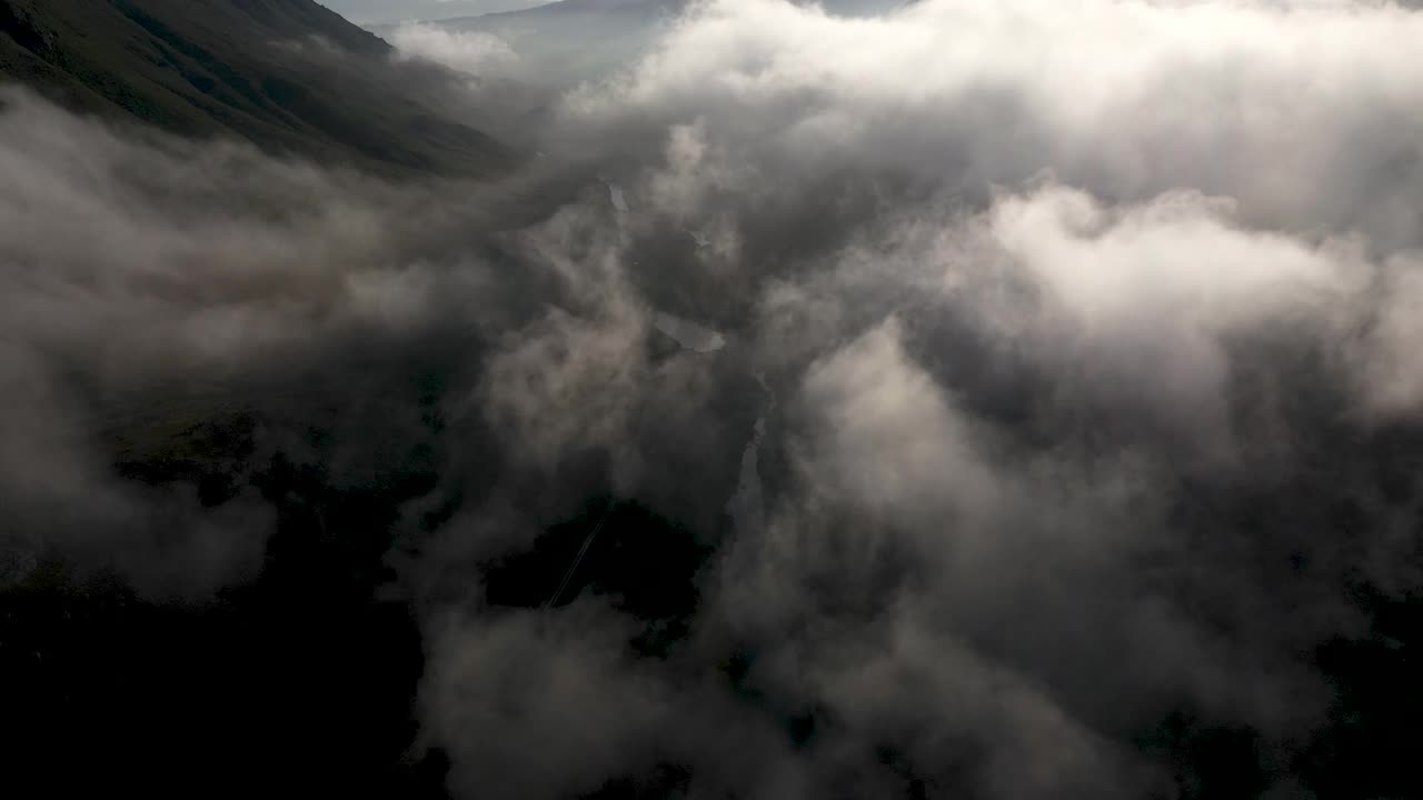 河流穿过雾蒙蒙的云朵流过山谷视频素材
