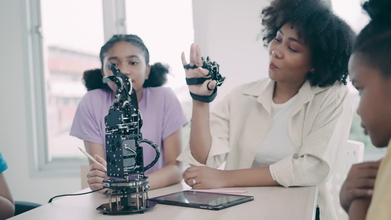 机器人手臂作为学校的科学项目。视频素材