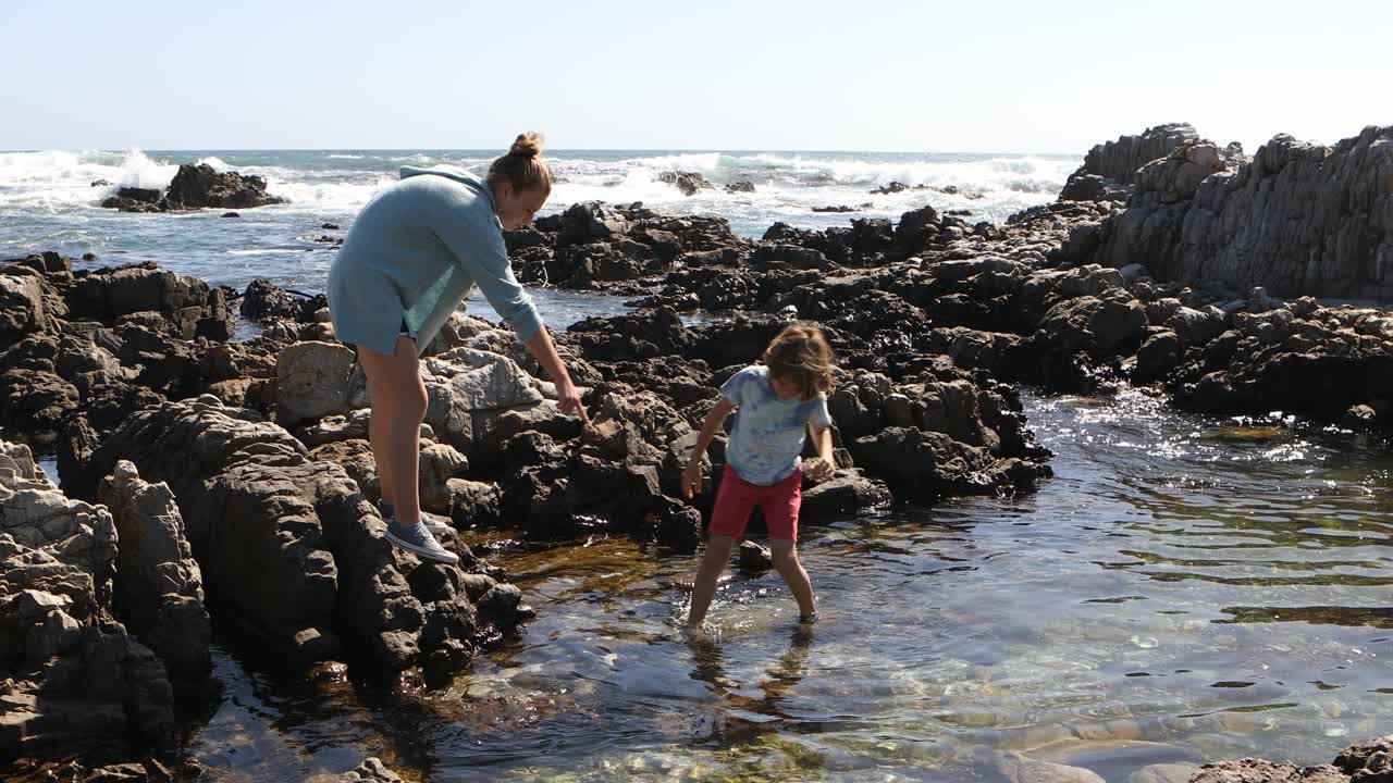 十几岁的女孩和弟弟探索岩石海岸线视频下载